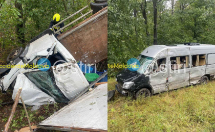 Accident violent la Strășeni. Doi bărbați au fost transportați la spital, după ce șoferul unui camion a ieșit pe contrasens și s-a lovit frontal cu un microbuz - FOTO Accident violent la Strășeni. Doi bărbați au fost transportați la spital, după ce șoferul unui camion a ieșit pe contrasens și s-a lovit frontal cu un microbuz - FOTO