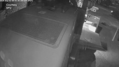 Momentul în care hoții smulg un bancomat și fug cu el într-un buldoexcavator, în Seattle. Poliția încă nu i-a prins Momentul în care hoții smulg un bancomat și fug cu el într-un buldoexcavator, în Seattle. Poliția încă nu i-a prins
