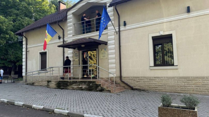 Viceprimarul și arhitectul șef din Soroca - plasați în arest la domiciliu pentru 30 de zile. CNA: „Sunt cercetați în mai multe dosare ce vizează trucarea unor licitații publice” Viceprimarul și arhitectul șef din Soroca - plasați în arest la domiciliu pentru 30 de zile. CNA: „Sunt cercetați în mai multe dosare ce vizează trucarea unor licitații publice”
