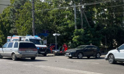 Accident grav în capitală. Un tânăr a fost transportat la spital, după ce o mașină s-a lovit violent cu o motocicletă. Imagini de la locul impactului - FOTO Accident grav în capitală. Un tânăr a fost transportat la spital, după ce o mașină s-a lovit violent cu o motocicletă. Imagini de la locul impactului - FOTO