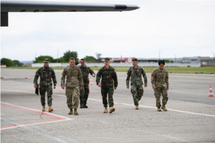 Exercițiu NATO: Parașutiștii au aterizat în cinci țări NATO și în Moldova Exercițiu NATO: Parașutiștii au aterizat în cinci țări NATO și în Moldova