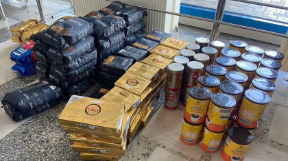 „A uitat” să le declare la vamă. Un bărbat - documentat, după ce a încercat să introducă în Republica Moldova un lot comercial de cafea și două baterii pentru invertoare fotovoltaice - FOTO