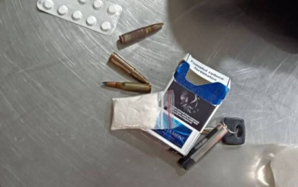 Droguri și cartușe - găsite în mașina unui bărbat, la punctul de trecere a frontierei Palanca - FOTO
Droguri și cartușe - găsite în mașina unui bărbat, la punctul de trecere a frontierei Palanca - FOTO
