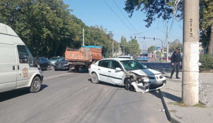 Accident violent la Bălți. Un șofer beat criță s-a izbit cu mașina într-un pilon electric, după ce a pierdut controlul volanului - FOTO Accident violent la Bălți. Un șofer beat criță s-a izbit cu mașina într-un pilon electric, după ce a pierdut controlul volanului - FOTO