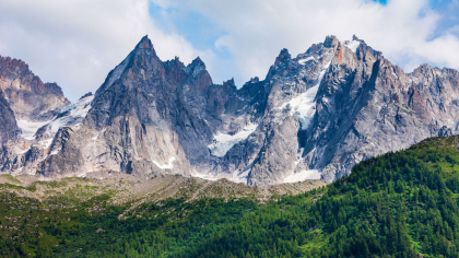 Patru alpinişti sunt blocaţi pe Mont Blanc din cauza condiţiilor meteorologice nefavorabile
Patru alpinişti sunt blocaţi pe Mont Blanc din cauza condiţiilor meteorologice nefavorabile