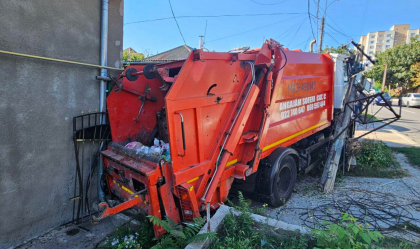 Noi detalii despre accidentul cu implicarea unei autospeciale de la Autosalubritate: Șoferul camionului i s-ar fi făcut rău Noi detalii despre accidentul cu implicarea unei autospeciale de la Autosalubritate: Șoferul camionului i s-ar fi făcut rău