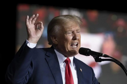 Donald Trump îşi ameninţă adversarii cu închisoarea. Retorica republicanului, tot mai radicală pe măsură ce se apropie dezbaterea crucială cu democrata Kamala Harris
Donald Trump îşi ameninţă adversarii cu închisoarea. Retorica republicanului, tot mai radicală pe măsură ce se apropie dezbaterea crucială cu democrata Kamala Harris