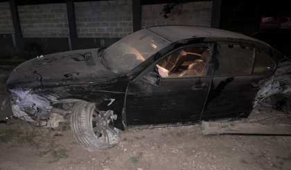 Șoferul unui BMW - căutat de polițiști, după ce a lovit gardul gospodăriei sale și a fugit de la locul accidentului, la Briceni - FOTO Șoferul unui BMW - căutat de polițiști, după ce a lovit gardul gospodăriei sale și a fugit de la locul accidentului, la Briceni - FOTO