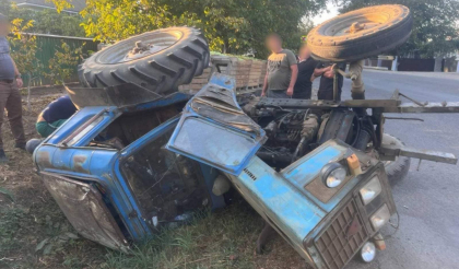 Un tânăr de 19 ani - transportat la spital, după ce s-a răsturnat cu tractorul, la Briceni - FOTO Un tânăr de 19 ani - transportat la spital, după ce s-a răsturnat cu tractorul, la Briceni - FOTO