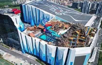 China a inaugurat cea mai mare pistă de schi de interior din lume. Este în formă de ghețar și a intrat în Cartea Recordurilor - VIDEO China a inaugurat cea mai mare pistă de schi de interior din lume. Este în formă de ghețar și a intrat în Cartea Recordurilor - VIDEO