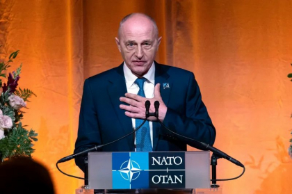 Mircea Geoană, decorat cu Ordinul NATO „Serviciul Merituos” - VIDEO