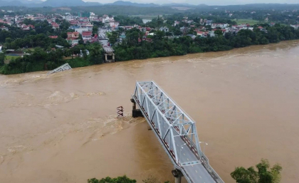 Înfricoșător. Momentul în care mai multe mașini cad într-un râu din Vietnam, după ce podul pe care se aflau s-a prăbușit - VIDEO