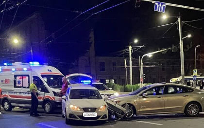 Două maşini, avariate, după ce s-au lovit într-o intersecţie din centrul capitalei. Ambulanţa, la locul accidentului - FOTO Două maşini, avariate, după ce s-au lovit într-o intersecţie din centrul capitalei. Ambulanţa, la locul accidentului - FOTO