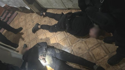 Din închisoare spuneau în a cui casă să intre: Doi tineri care erau dirijați de câțiva deținuți, au fost încătușați înainte să atace doi bătrâni - VIDEO Din închisoare spuneau în a cui casă să intre: Doi tineri care erau dirijați de câțiva deținuți, au fost încătușați înainte să atace doi bătrâni - VIDEO