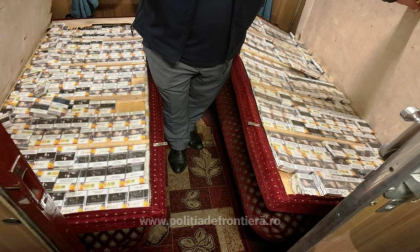 Un însoțitor de vagon moldovean a încercat să ducă peste 50.000 de țigarete de contrabandă de la Chișinău în București. Unde le-a ascuns - FOTO