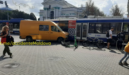 Accident în fața Primăriei Chișinău. Un microbuz s-a lovit în plin de un troleibuz plin cu pasageri - FOTO Accident în fața Primăriei Chișinău. Un microbuz s-a lovit în plin de un troleibuz plin cu pasageri - FOTO