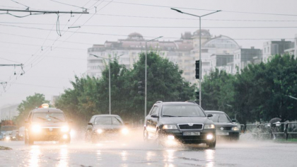 Nu vă uitați umbrelele acasă, va ploua în toată țara. Cum va fi vremea astăzi, dar și în următoarele zile. Prognoza meteo
