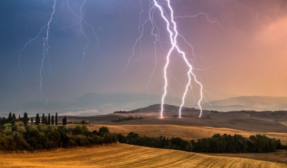 Cod GALBEN și PORTOCALIU de ploi cu descărcări electrice și vânt. Anunțul meteorologilor - FOTO