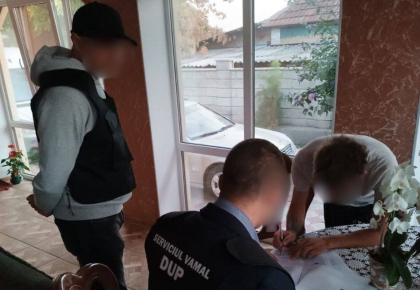 Percheziţii de amploare în cadrul unui dosar de contrabandă cu mărfuri de peste 400 mii de lei, introduse prin vama Leușeni - VIDEO Percheziţii de amploare în cadrul unui dosar de contrabandă cu mărfuri de peste 400 mii de lei, introduse prin vama Leușeni - VIDEO