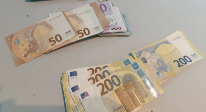 A încercat să treacă frontiera cu 40 de mii de euro, fără a-i declara. O moldoveancă - documentată pe Aeroportul Internațional Chișinău - FOTO A încercat să treacă frontiera cu 40 de mii de euro, fără a-i declara. O moldoveancă - documentată pe Aeroportul Internațional Chișinău - FOTO