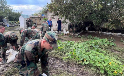 Mai mulți militari ai Armatei Naționale intervin în zonele afectate de inundații. Ministerul Apărării: „Suntem pregătiți să oferim sprijin și ajutorul necesar cetățenilor” - FOTO Mai mulți militari ai Armatei Naționale intervin în zonele afectate de inundații. Ministerul Apărării: „Suntem pregătiți să oferim sprijin și ajutorul necesar cetățenilor” - FOTO