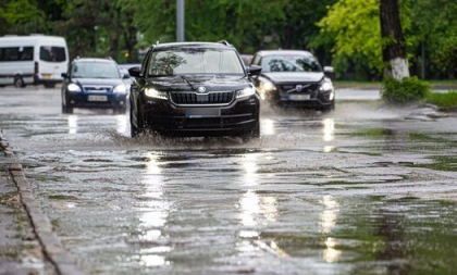 În țară a intrat în vigoare Codul GALBEN și PORTOCALIU de ploi cu descărcări electrice și vânt. Prognoza meteo