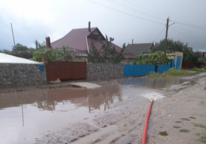 Mașină, blocată în noroi, din cauza ploilor abundente: O familie de patru persoane, din Cantemir - salvată. IGSU a intervenit și în alte localități - FOTO Mașină, blocată în noroi, din cauza ploilor abundente: O familie de patru persoane, din Cantemir - salvată. IGSU a intervenit și în alte localități - FOTO