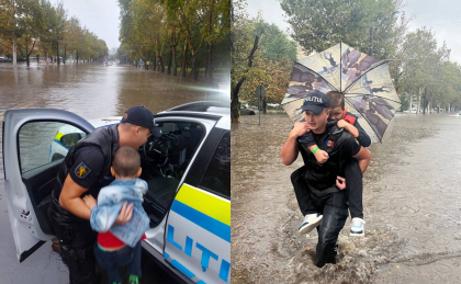 De-i ploaie, de-i vânt, sunt la datorie. Un echipaj al poliției, surprins în timp ce ajută o familie care a rămas blocată într-o mașină pe Calea Ieșilor - FOTO