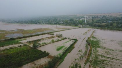 Meteorologii au emis și alertă de scurgeri pe pante și inundații locale - FOTO Meteorologii au emis și alertă de scurgeri pe pante și inundații locale - FOTO