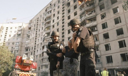 Rușii au lovit un bloc de locuințe din Harkov: Incendiu puternic și cel puțin 30 de persoane rănite, între care trei copii Rușii au lovit un bloc de locuințe din Harkov: Incendiu puternic și cel puțin 30 de persoane rănite, între care trei copii