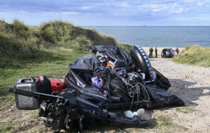 Opt persoane au murit în Canalul Mânecii. Încercau să ajungă din Franța în Anglia cu o barcă de cauciuc Opt persoane au murit în Canalul Mânecii. Încercau să ajungă din Franța în Anglia cu o barcă de cauciuc