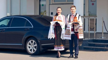 Vrei să îți uimești oaspeții și să-i întâmpini cu pâine și sare la Aeroport? Află cât va trebui să achiți pentru un așa serviciu pus la dispoziție de AIC Vrei să îți uimești oaspeții și să-i întâmpini cu pâine și sare la Aeroport? Află cât va trebui să achiți pentru un așa serviciu pus la dispoziție de AIC