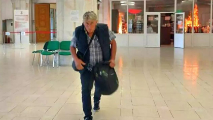 Bărbatul care a dat foc în Palatul Parlamentului din România a fost reținut de polițiști