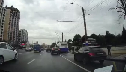 Momentul accidentului în care un Mercedes lovește un troleibuz - surprins de camera de bord a unui șofer - VIDEO