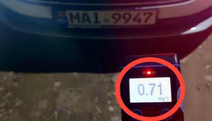 Un bărbat din Văleni - stopat de agenții de patrulare pentru lipsa plăcuței de înmatriculare la motocicleta pe care o conducea. Poliția: „Era băut și fără permis de conducere. A fost reținut pentru 72 de ore”
Un bărbat din Văleni - stopat de agenții de patrulare pentru lipsa plăcuței de înmatriculare la motocicleta pe care o conducea. Poliția: „Era băut și fără permis de conducere. A fost reținut pentru 72 de ore”