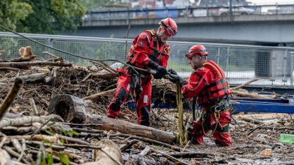 Cel puțin 24 de persoane au murit din cauza inundațiilor din Europa. Șapte persoane au murit din cauza viiturilor în România Cel puțin 24 de persoane au murit din cauza inundațiilor din Europa. Șapte persoane au murit din cauza viiturilor în România