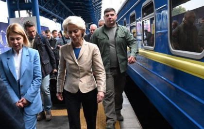 Ursula von der Leyen a ajuns la Kiev: „Am venit aici pentru a discuta despre sprijinul Europei. De la pregătirea pentru iarnă la apărare, la aderare și la progresele privind împrumuturile G7” Ursula von der Leyen a ajuns la Kiev: „Am venit aici pentru a discuta despre sprijinul Europei. De la pregătirea pentru iarnă la apărare, la aderare și la progresele privind împrumuturile G7”