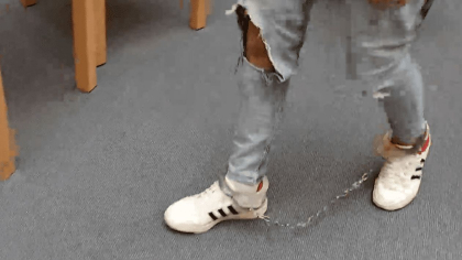 Șeful român al unei rețele de trafic cu migranți, cu lanțuri la picioare la tribunal, în Germania, unde riscă peste 5 ani de închisoare - FOTO Șeful român al unei rețele de trafic cu migranți, cu lanțuri la picioare la tribunal, în Germania, unde riscă peste 5 ani de închisoare - FOTO