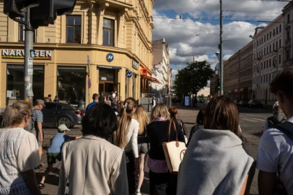Limba rusă, interzisă la bancomate și limitată pe piața muncii, într-o țară membră UE și NATO Limba rusă, interzisă la bancomate și limitată pe piața muncii, într-o țară membră UE și NATO