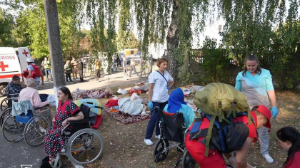 Rușii au lovit cu o bombă cu planare un azil din Sumî în care erau 221 de bătrâni. Un mort și 14 răniți - FOTO Rușii au lovit cu o bombă cu planare un azil din Sumî în care erau 221 de bătrâni. Un mort și 14 răniți - FOTO