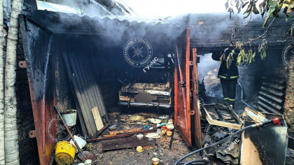 Incendiu în stânga Nistrului. Două garaje au luat foc: În unul era o mașină care a ars complet - FOTO Incendiu în stânga Nistrului. Două garaje au luat foc: În unul era o mașină care a ars complet - FOTO