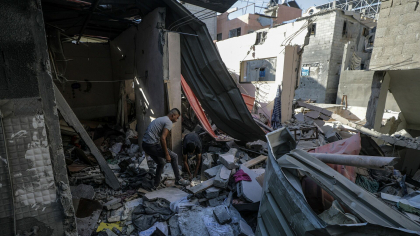 Un atac aerian israelian a ucis duminică şapte persoane într-o şcoală care adăposteşte familii strămutate în oraşul Gaza
Un atac aerian israelian a ucis duminică şapte persoane într-o şcoală care adăposteşte familii strămutate în oraşul Gaza
