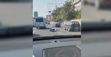 Momentul în care conducătorul unui scuter pierde controlul ghidonului și cade - surprins de o cameră de bord - VIDEO
