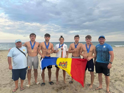 Doi luptători moldoveni de stil liber - campioni mondiali la lupte pe plajă - FOTO Doi luptători moldoveni de stil liber - campioni mondiali la lupte pe plajă - FOTO