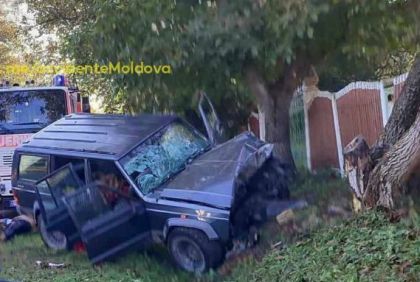 Accident grav la Ocnița. O persoană a decedat, iar alta a fost transportată la spital, după ce șoferul a pierdut controlul volanului și s-a lovit de un copac - FOTO