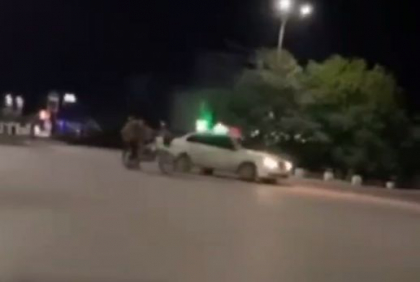 Au lăsat motocicleta și au fugit, după ce poliția a încercat să-i oprească. Isprava a doi tineri din Vulcănești - VIDEO