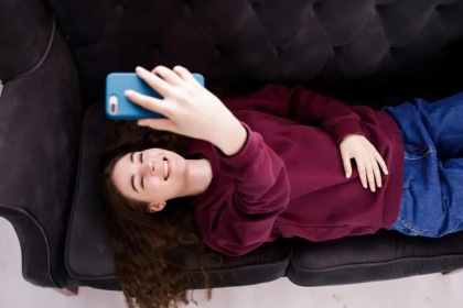 Restricții noi pe Instagram pentru adolescenți: mesagerie doar pentru prieteni și fără proceduri cosmetice în Reels. De ce se impun aceste măsuri