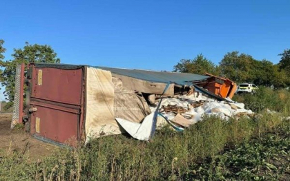Un camion care transporta 22 de tone de zahăr s-a răsturnat în raionul Drochia - FOTO