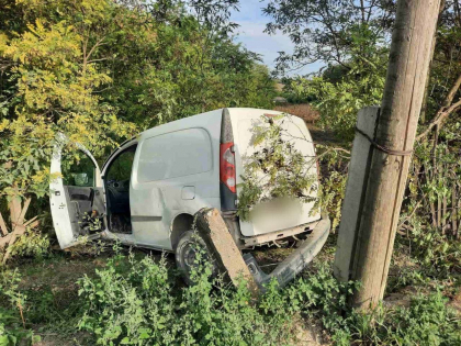 Un șofer a ajuns cu mașina într-o râpă, după ce s-a urcat beat criță la volan. Acesta avea depășită norma de alcool de aproape 12 ori - FOTO Un șofer a ajuns cu mașina într-o râpă, după ce s-a urcat beat criță la volan. Acesta avea depășită norma de alcool de aproape 12 ori - FOTO