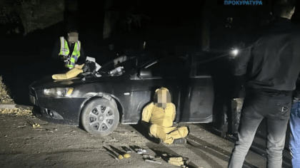 Patru ucraineni deghizați în polițiști au răpit un străin, l-au bătut și i-au cerut 100.000 de dolari ca să nu-l omoare - FOTO Patru ucraineni deghizați în polițiști au răpit un străin, l-au bătut și i-au cerut 100.000 de dolari ca să nu-l omoare - FOTO